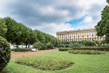 Obraz premium Green lawn. Bench. Building.