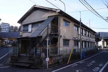 日本の古いアパート/独居老人が住む集合住宅/老朽化したアパート/モルタルアパート/下宿.