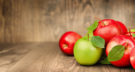red and green apples on a wooden table