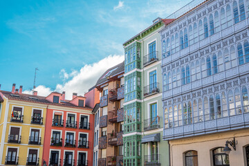 Fototapeta na wymiar Arquitectura tradicional de edificios en la plaza del Val en la ciudad de Valladolid, España