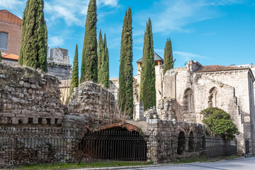 Ruinas de la colegiata de santa María la mayor anexas a la catedral de Valladolid, España - obrazy, fototapety, plakaty
