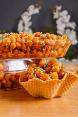 Struffoli dolci fritti napoletani guarniti con miele e confetti di zucchero
