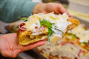 Focaccia romana cotta al forno con rucola, speck, scaglie di parmigiano e stracciata di bufala