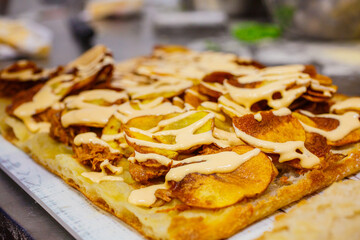 Schiacciata romana al forno con patate, pulled pork e salsa cacio e pepe 