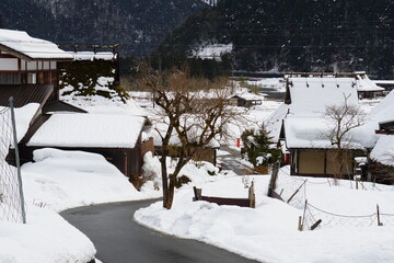 雪の日の美山かやぶきの里 © Kiroku_to_Kankaku