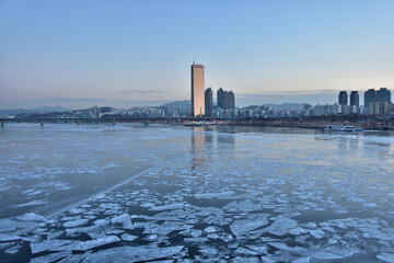 韓国・ソウル・厳冬期に全面氷結する漢河
