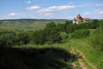 Fototapeta na wymiar Viscri / Deutsch-Weißkirch (Rumänien), Kirchenburg mit Landschaft
