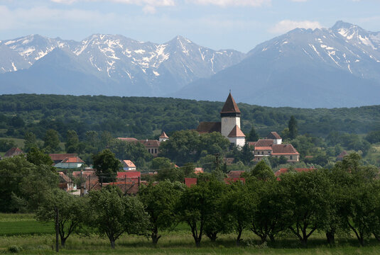 Blick auf Hosman / Holzmengen (Rum&auml;nien) mit Karpaten