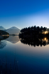 静岡県富士宮市にある田貫湖の冬の夜明け
