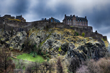 Fototapeta na wymiar Edinburgh castle view with dark clouds