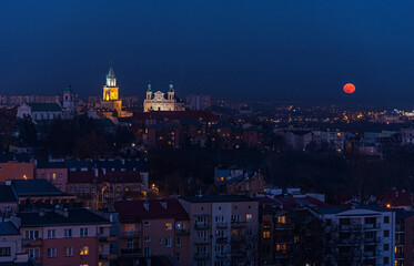 Lublin nocą z super księżycem © ErOn