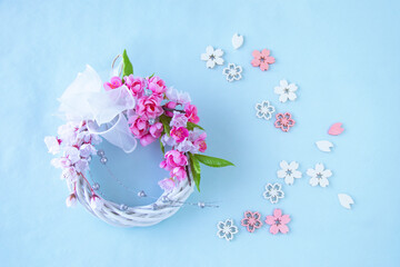 可愛い桜ピースと銀色の飾りのついたピンクの桜リース（ブルーバック）