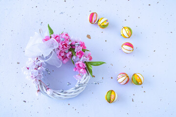 可愛いちりめん玉と銀色の飾りのついたピンクの桜リース（金銀振 雲龍紙の背景）