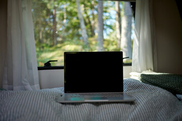 Arbeiten auf Reisen mit dem Laptop im Camper Wohnmobil im Campingurlaub