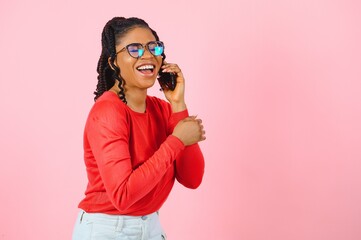 Obraz premium Portrait of pretty cheerful girl talking on phone discussing news cellular isolated over pink pastel color background