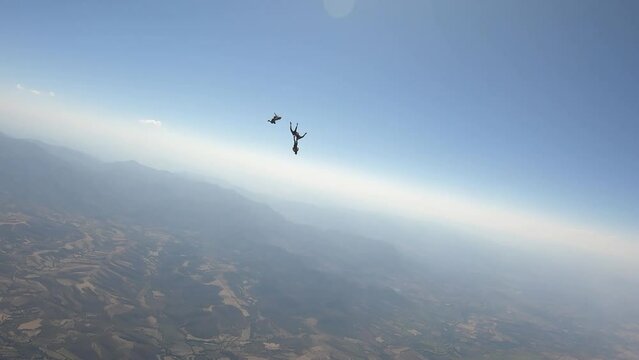 Paracaidismo. El equipo deportivo est&aacute; en el cielo. capacitaci&oacute;n