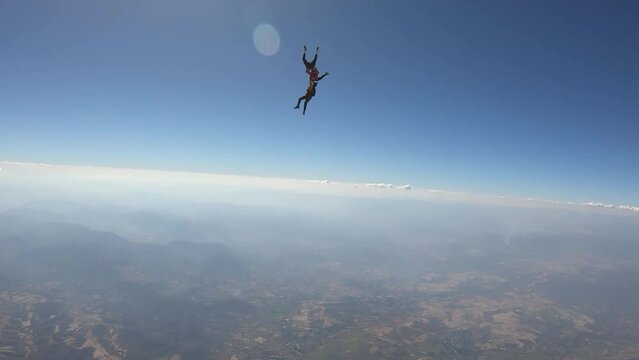 Paracaidismo. El equipo deportivo est&aacute; en el cielo. capacitaci&oacute;n