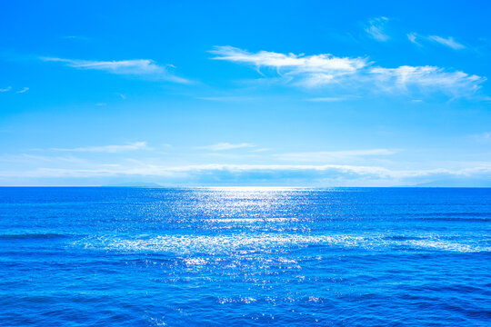 美しい絶景の青空の広がる湘南の海