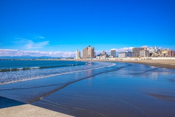 Fototapeta premium 美しい海と空と街が見える日本のリゾート地の江ノ島