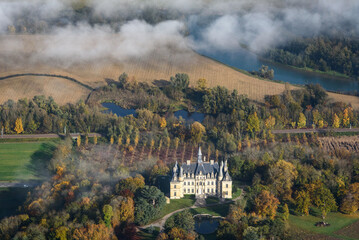 vue aérienne du château Veuve Cliquot à Boursault dans la Marne en France