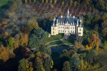 vue aérienne du château Veuve Cliquot à Boursault dans la Marne en France © Francois
