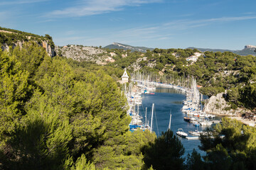 Marina naturelle dans une crique étroite, une calanque en méditerranée, avec bateaux de...