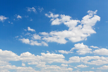 Blauer Himmel mit leichten Wolken
