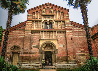Vezzolano Abbey is an outstanding architectural complex of medieval Piedmont. Of particular interest is the arcade partition in the central nave of the basilica with reliefs of the 12th century.  