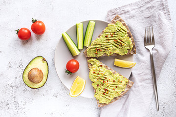 Crisp bread sandwiches with mashed avocado and cucumber