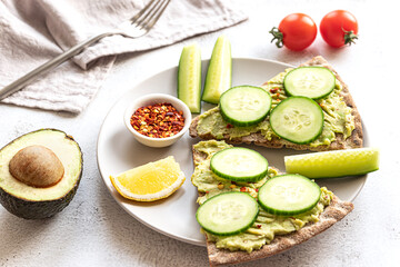 Crisp bread sandwiches with mashed avocado and cucumber