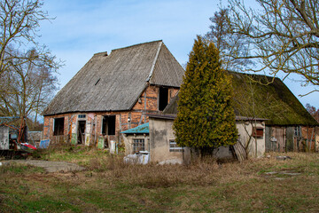 Fototapeta na wymiar Zerfallener Bauernhof Ruine Lost Place von außen