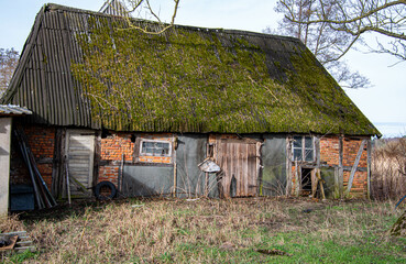 Zerfallener Bauernhof Ruine Lost Place von außen