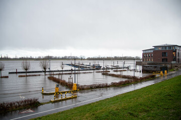 Hochwasser Sturmflut an der Elbe in Hamburg am Zollenspieker Hafen Sturmtief Zeynep