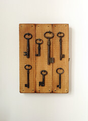Panel rústico de madera para colocar las llaves de hierro antiguas de la casa rural. Símbolo para...