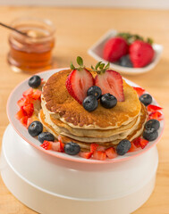 waffle con fresa y arandanos