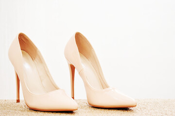Zapatos blancos de tacón alto para mujer. Calzado formal, para fiesta o trabajo sobre un fondo...