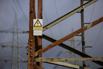 strommast achtung hochspannung schild