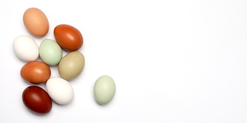 Osterhintergrund mit natürlich farbigen Eiern als Hintergrund oder Grußkarte