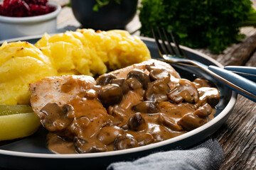 Grilled chicken breast with mushroom sauce.