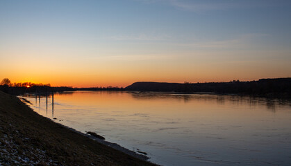 Obraz premium Sunset on the Wisla River. Vistula bank in Kazimierz Dolny. Yellow and blue sky