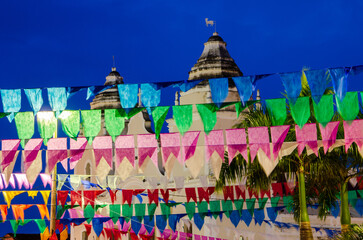 decoração de festa junina - bandeirinhas coloridas enfeitam entorno da igreja