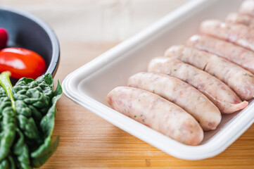 食品トレーに入った生ソーセージ