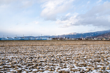 雪が残る田園風景　松本市