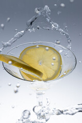 Zitronenscheiben fallen in ein Glas mit Wasser 3