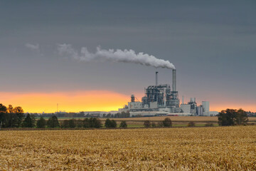 Fototapeta na wymiar Industrieanlage - large industrial plant and smokestack