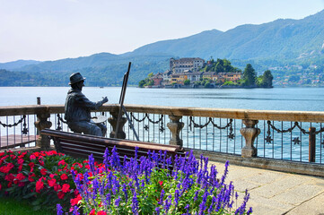 Blick auf die Insel Isola San Giulio im Orta-See in Italien - View of the island Isola San Giulio at the Lake Orta - 488651141