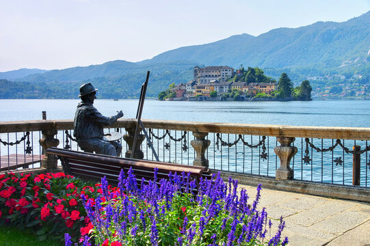 Blick auf die Insel Isola San Giulio im Orta-See in Italien - View of the island Isola San Giulio at the Lake Orta