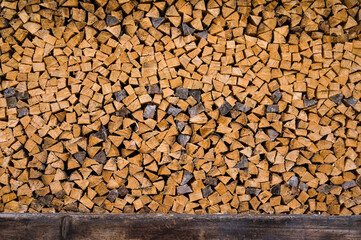 Gestapeltes und gespaltenes Holz - gelagert zur Trocknung und bereit zur Verwendung.