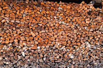 Gestapeltes, gespaltenes Holz - gelagert zur Trocknung und bereit zur Verwendung.