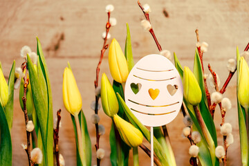 Dekoration für Ostern mit Osterhase und Tulpen in gelb